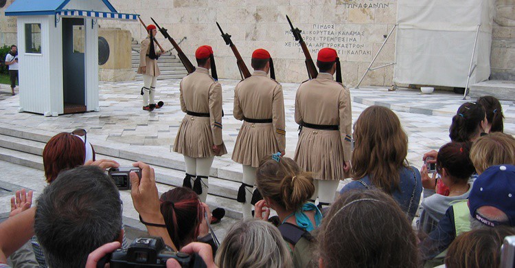 Momento del cambio de guardia ante la atención de los turistas. José María Mateos (Flickr)