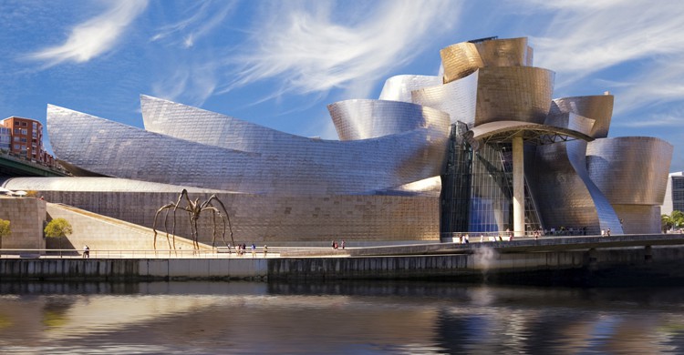 El Guggenheim tiene forma de barco, por la historia de Bilbao con los navieros.(iStock)