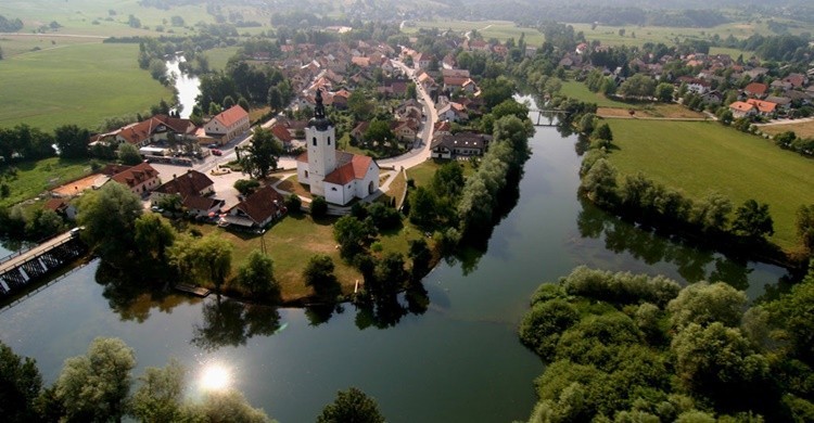 La isla de Kostanjevica na Krki. (http://www.otocec.si).