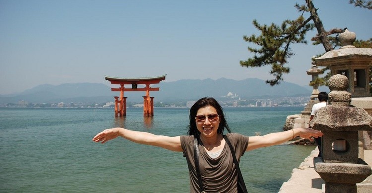 Una turista se hace una foto en Miyajima. Xiquinho Silva (Flickr)