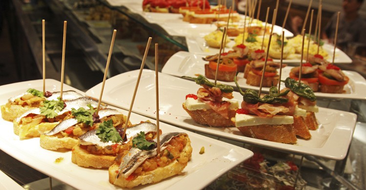 Si estás un jueves en Bilbao, pasea por su casco viejo y disfruta del famoso "pintxo-pote". (iStock)