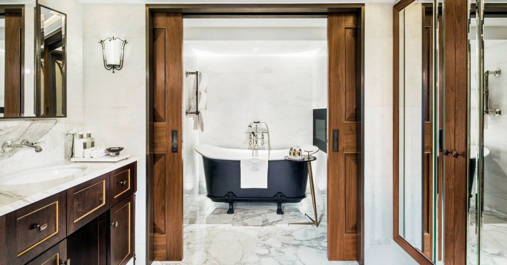 Baño de habitación Superior King. The Arts Club Hotel, Facebook
