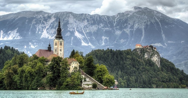 Vista en primer término de la isla de Bled y de fondo los Alpes Julianos. Vicente Villamón (Flickr)