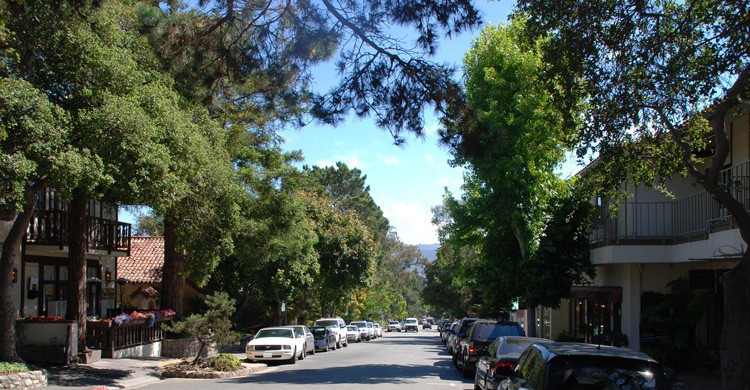Ocean Avenue (Carmel). Traveljunction (Flickr)