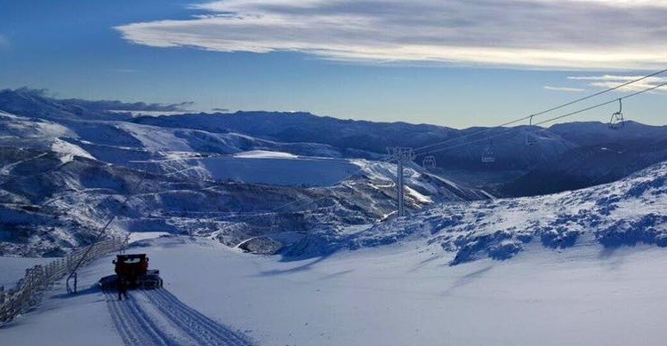 Espectacular imagen de una de las pistas, con su telesilla, de Leitariegos. (http://www.leitariegos.net)