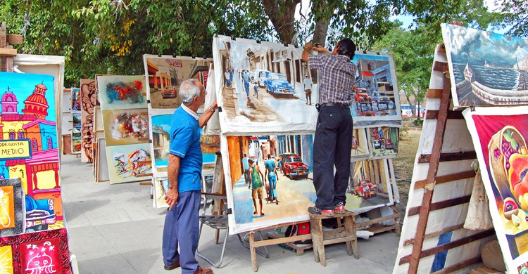 Mercado de arte en las calles de La Habana (iStock)