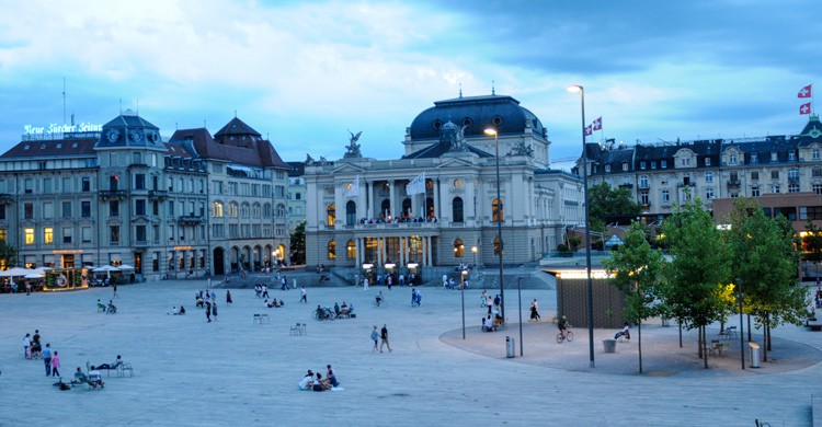 Plaza junto al Teatro de la Ópera (iStock)