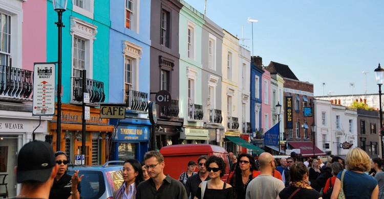 Portobello Road acoge el mercado de Portobello, uno de los más famosos de Londres (iStock)
