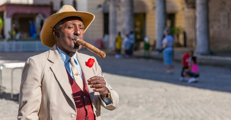 Cubano fumando un habano (iStock)