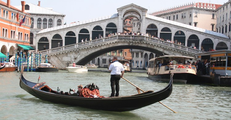 Góndola frente al Puente de Rialto (iStock)