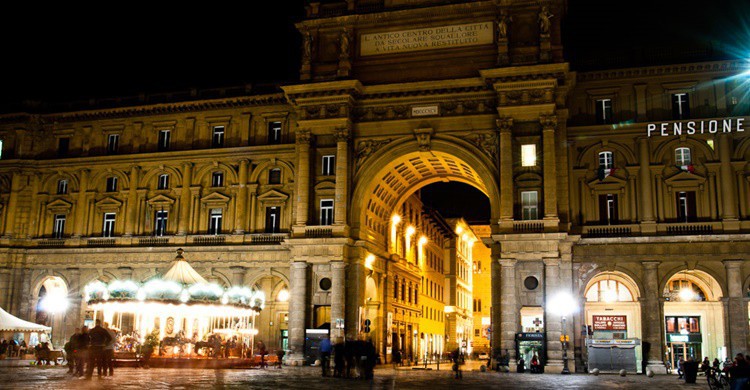 Plaza de la República de Florencia, de noche. Alessandro Scarcella (Flickr)