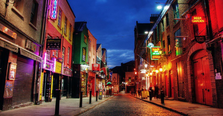 Temple Bar al anochecer. Barnacles Budget Accommodation (Flickr)