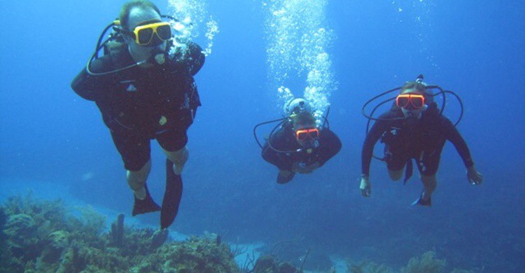 Turistas buceando en aguas de Jamaica. Mike Beltzner (Flickr)