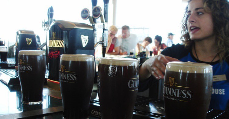 Cerveza Guinness en el bar de la propia fábrica-museo. Neil Rickards (Flickr)
