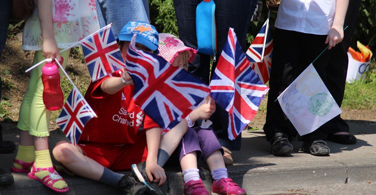 Niños de Bristol con la bandera británica a la espera del paso de la antorcha olímpica en 2012. Sarah Joy (Flickr)