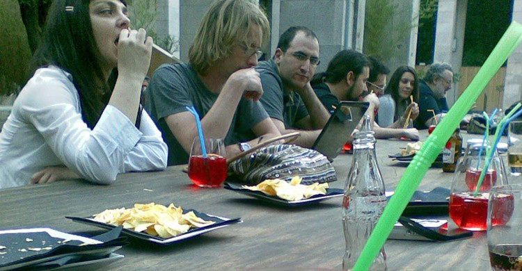Un grupo de amigos tomando en una terraza Campari Spritz. Luca Vanzella (Flickr)