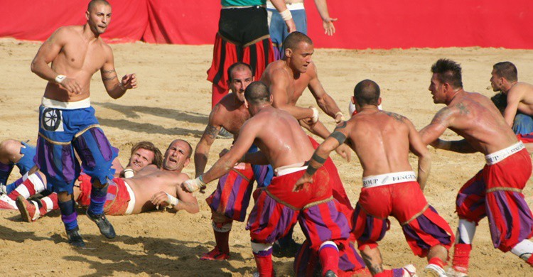 Momento de un partido de 'calcio storico' o 'calcio fiorentino'. (Wikipedia)