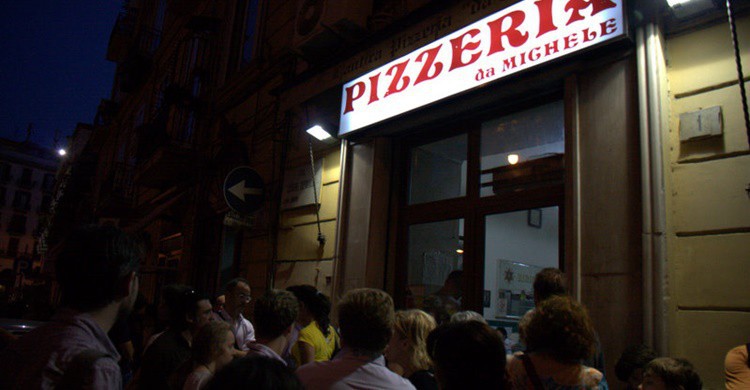 Aglomeración en una de las pizzerías más populares de Nápoles. Sonja Pieper (Flickr)