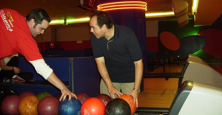 Jugando a los bolos en Madrid. Manatí entre Orillas (Flickr)