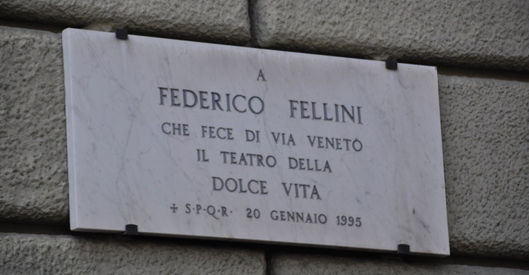 Placa conmemorativa a 'La Dolce Vita' de Fellini en Via Veneto de Roma. Simone Ramella (Flickr)