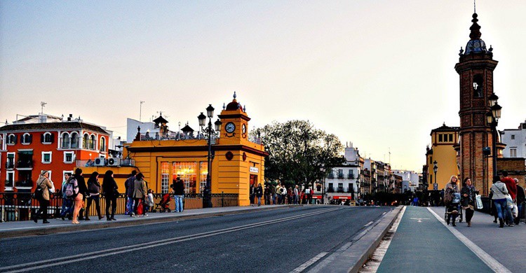Entrada al barrio de Triana. Raúl A.- (Flickr)
