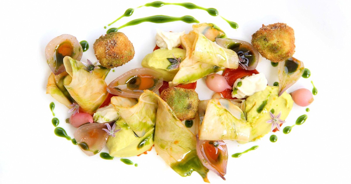 Causa pallares, palta, pollo y chalotas en escabeche. Astrid & Gastón, Facebook