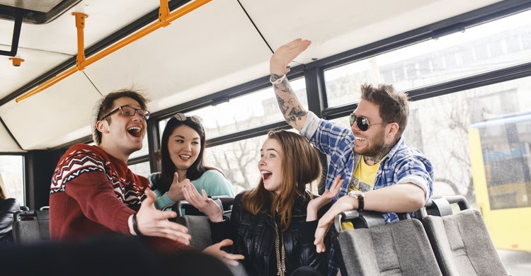 Amigos de viaje en autobús (Istock)