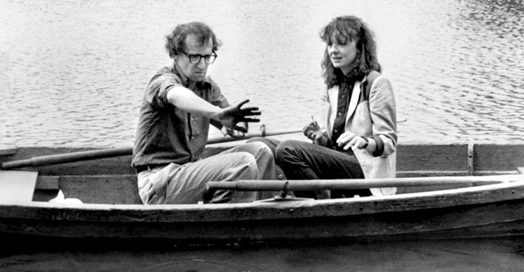 Woody Allen y Diane Keaton en barca por Central Park. Fotograma de la película Manhattan