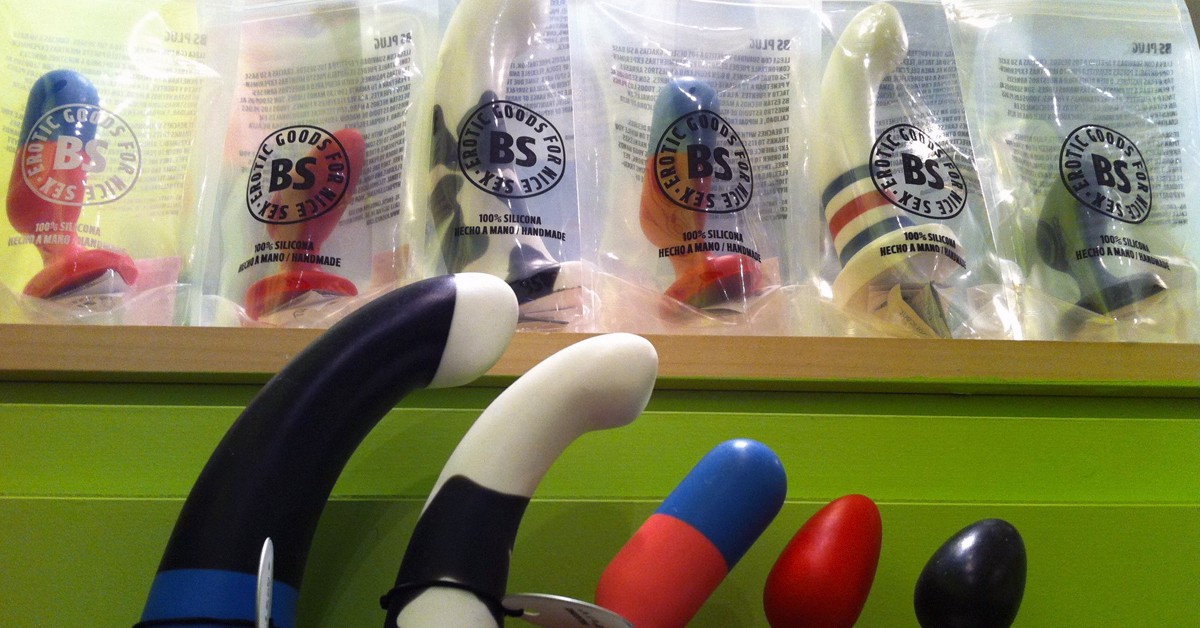 Dildos de silicona. Come As You Are, Facebook