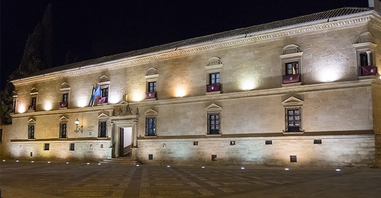 Hotel Parador en la noche en Ubeda, Jaen (Istock).