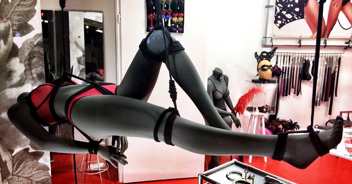 Instalación inspirada en 50 Sombras de Grey. Mail & Female, Facebook