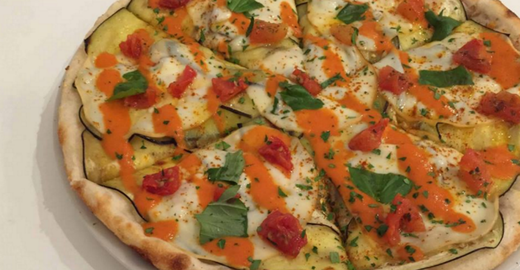 ¿Qué hay mejor que una pizza y un buen libro? ¡Que cueste 5 euros! - La Pizzateca (Facebook)