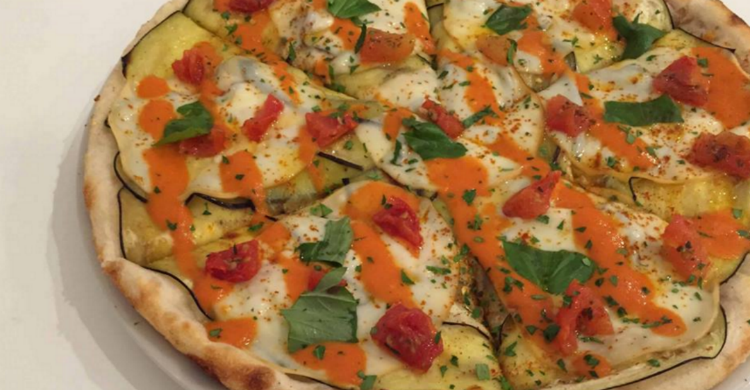 ¿Qué hay mejor que una pizza y un buen libro? ¡Que cueste 5 euros! - La Pizzateca (Facebook)