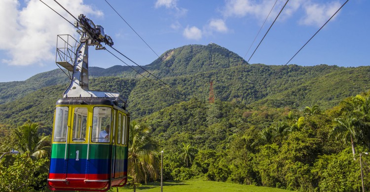 Teleférico con el monte Isabel de Torres al fondo en Puerto Plata (Godominicanrepublic.com)