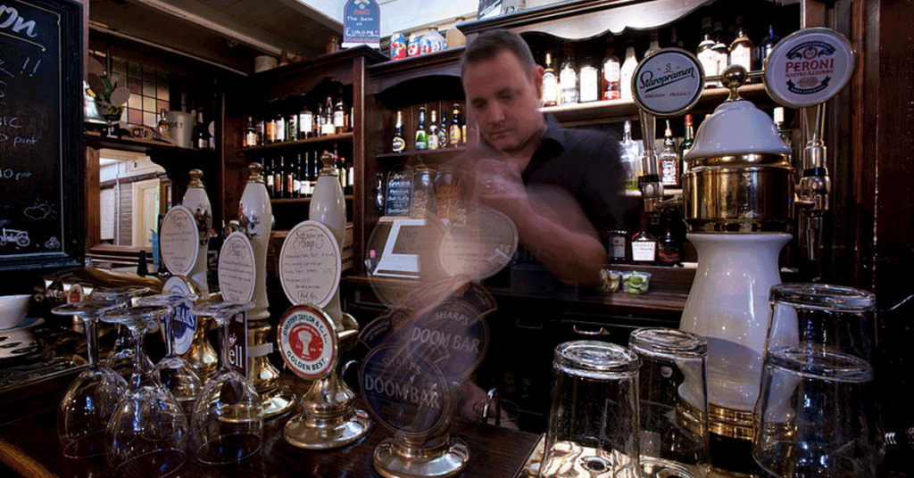 Británicos y el pub (wikipedia)