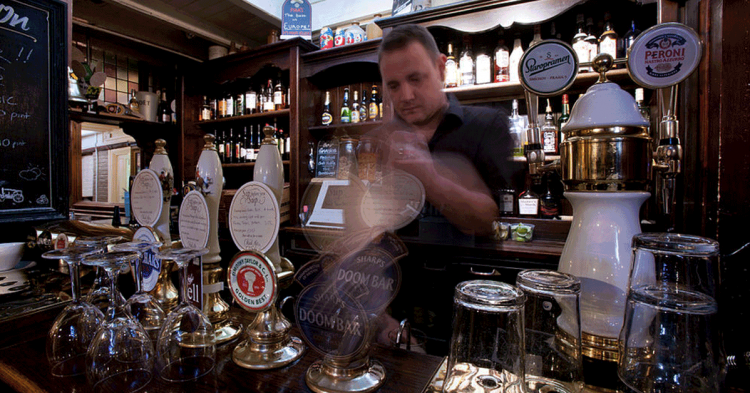 Británicos y el pub (wikipedia)