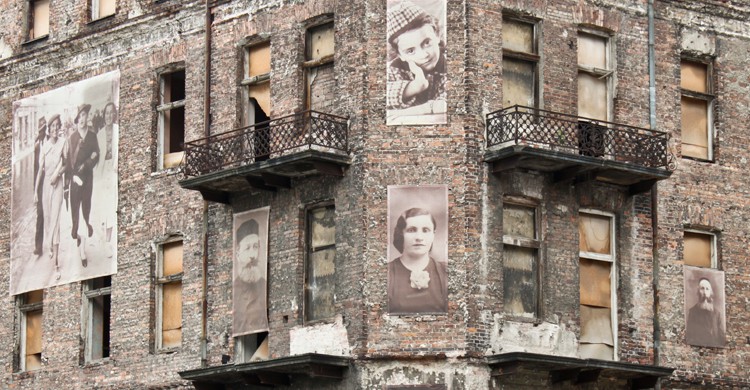 Fotografías de víctimas del holocausto en los edificios de la calle Prozna (iStock)