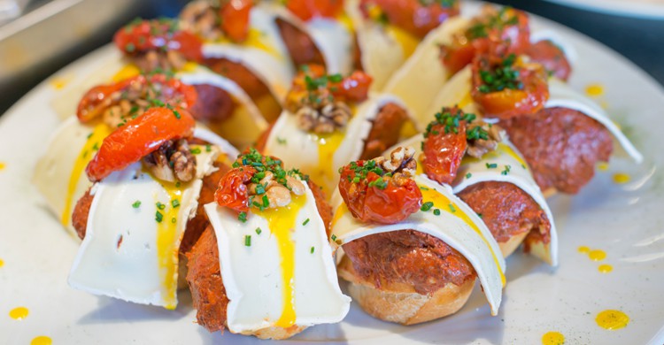 Ir de pintxos es una de las cosas que, sin duda, hay que hacer en Bilbao (iStock)