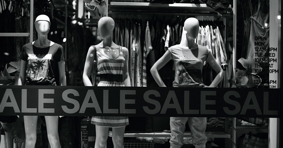 Escaparate con rebajas. r.g-s, Foter