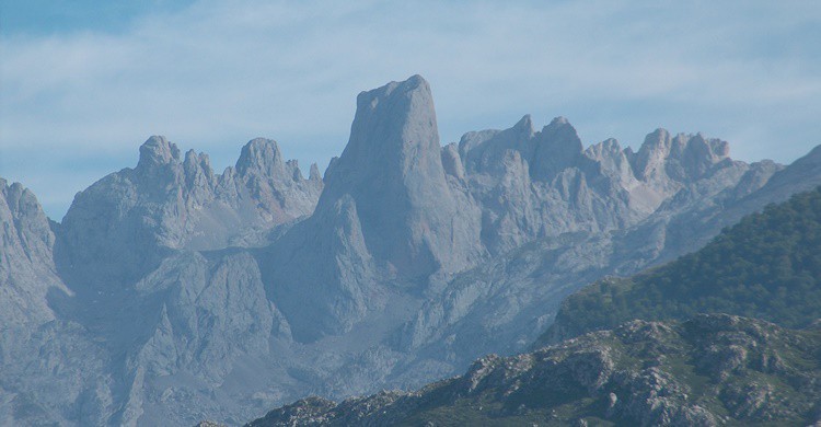 Ese gran macizo calcáreo del centro es el Naranjo de Bulnes. Luis Mota (Flickr)