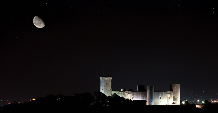 Castillo de Bellver bajo la luz de la luna. Andrés Nieto Porras (Flickr)