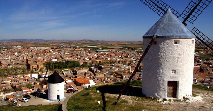 Molinos en Consuegra y al fondo el casco urbano. Manuel (Flickr)