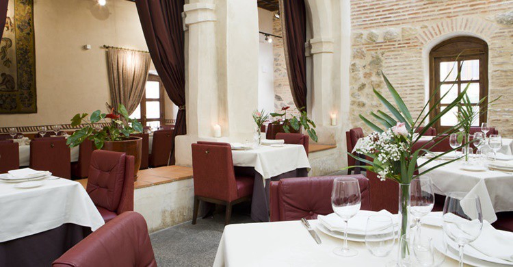 ¿Comer en un claustro? En Segovia es posible. (http://www.sanantonioelreal.es/restaurante/)