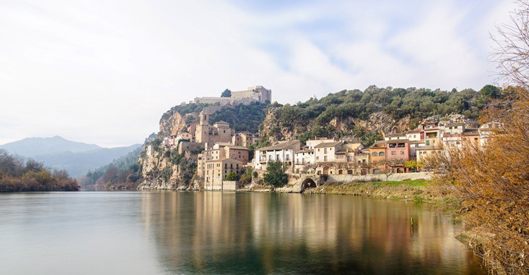 Río Ebro y, de fondo, Miravet, prácticamente incrustado entre el propio río y la montaña. Martin Cox (Flickr)