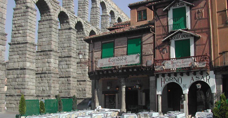 Candido, el mítico restaurante que vigila el acueducto. (http://www.mesondecandido.es/)