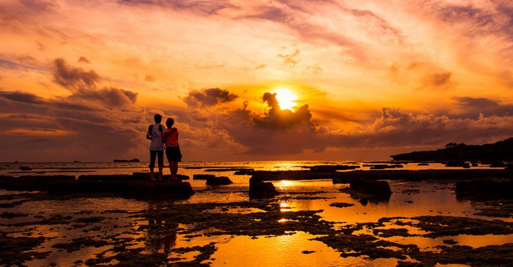 ¿Hay algo más romántico que ver una puesta de sol con tu pareja? Jonathan Leung (Flickr)