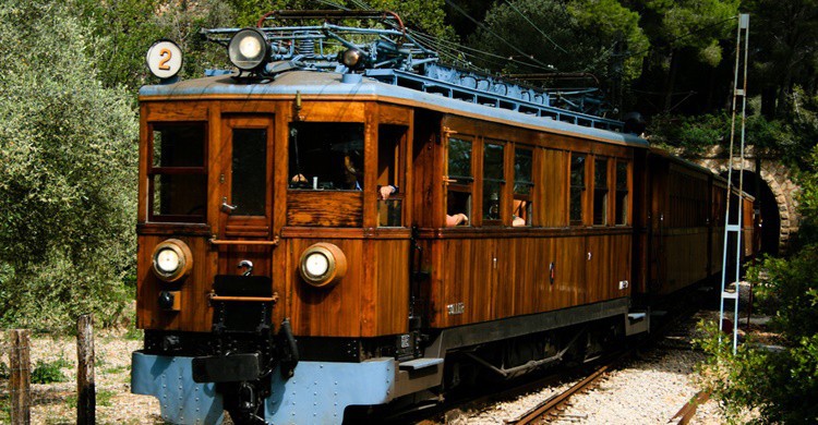 Tren de Sòller a la salida de un túnel. Dan Meineck (Flickr)