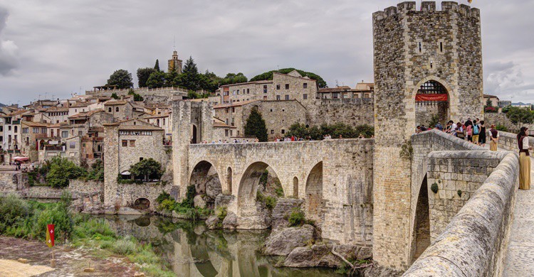 Puente románico de entrada a Besalú. Sergio Segarra (Flickr)
