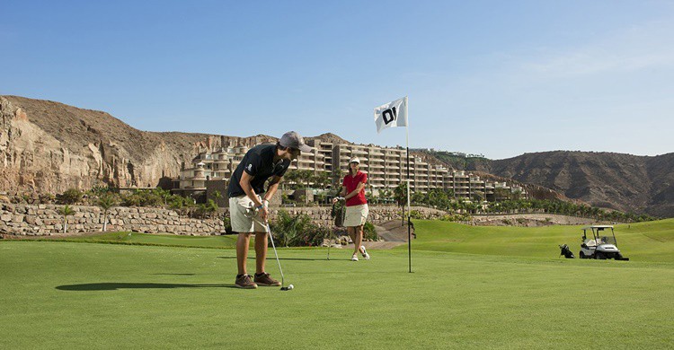 Anfi Tauro Golf en Mogán, Gran Canaria. (https://anfi.com/es/anfi-resorts-golf/golf/)