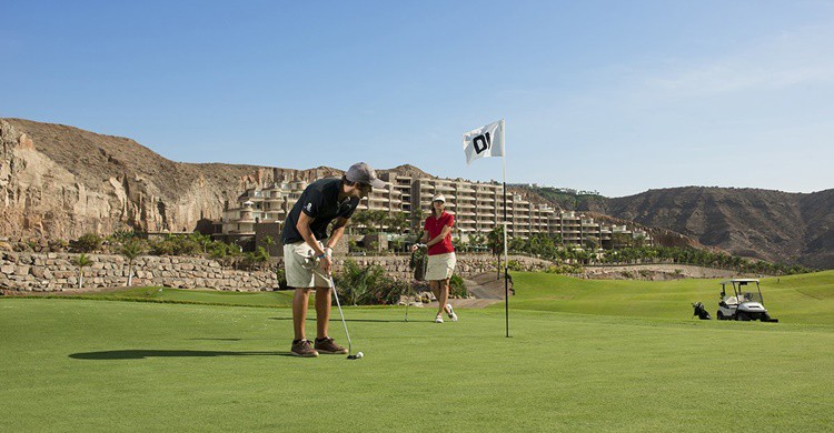 Anfi Tauro Golf en Mogán, Gran Canaria. (https://anfi.com/es/anfi-resorts-golf/golf/)